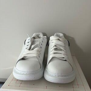 Stylish White Sneakers with Black Heel Detail